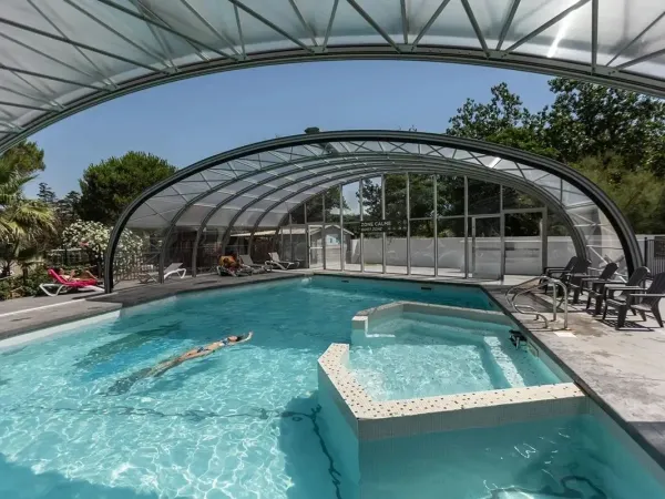 Détendez-vous dans la piscine qui peut être couverte au camping Roan Méditerranée Plage.