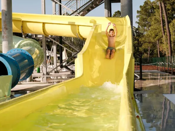 Les enfants s'amusent sur les toboggans spectaculaires de Roan au camping Zaton Holiday Resort