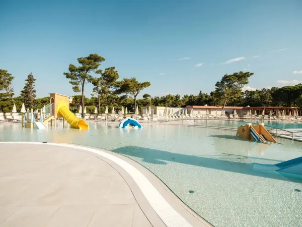 Piscine pour enfants avec toboggan au camping Roan Zaton Holiday Resort.