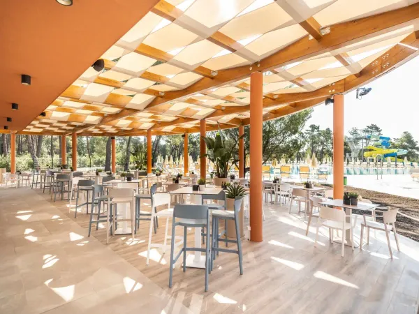 Bar de la piscine au camping Roan Zaton Holiday Resort.
