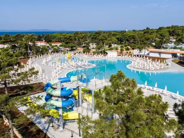 Vue d'ensemble de la deuxième piscine du camping Roan Zaton Holiday Resort.