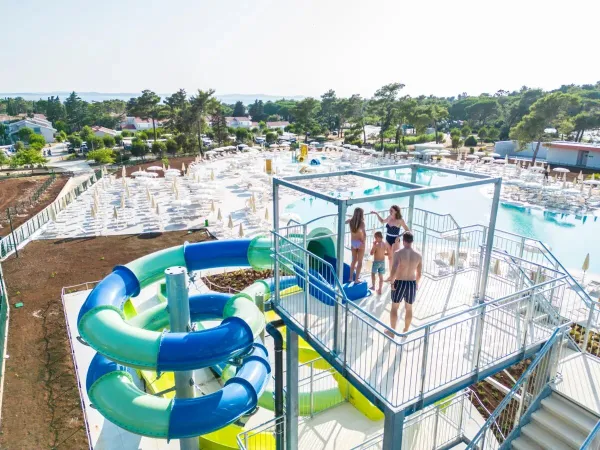 Toboggans et vue d'ensemble de la deuxième piscine du camping Roan Zaton Holiday Resort.