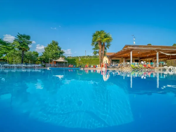La piscine du camping Roan Okay Lido.
