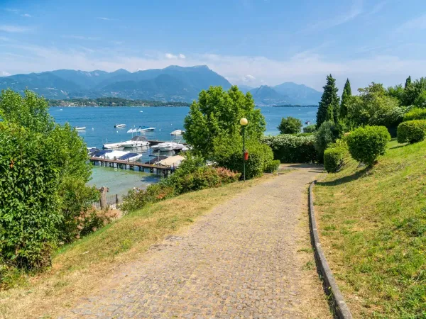 Vue sur le lac de Garde depuis le camping Roan La Rocca Manerba.