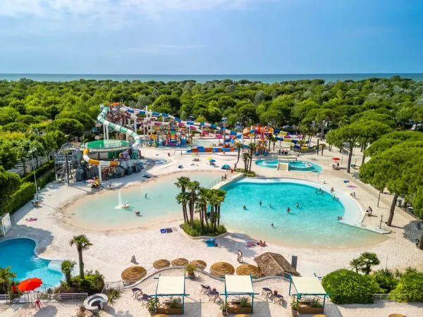 Vue d'ensemble du complexe aquatique du camping Roan Union Lido Mare.