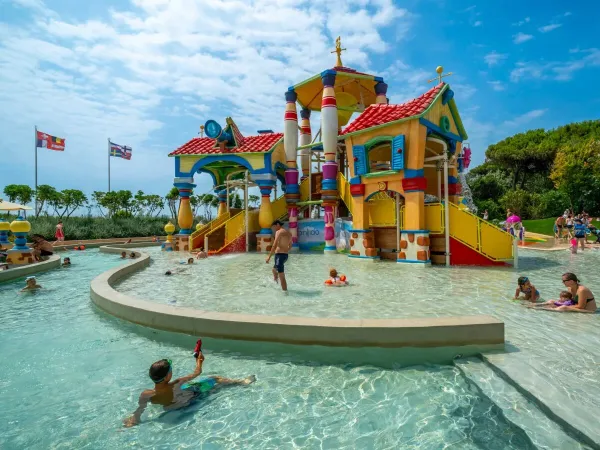 Complexe aquatique "Speedy Island" rénové au camping Roan Union Lido Mare.