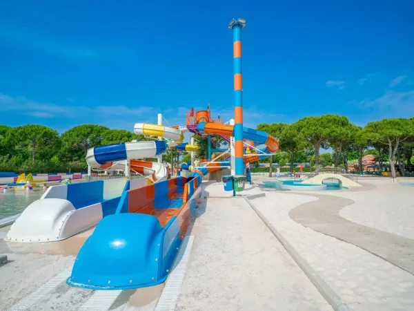 Grands toboggans dans le complexe aquatique du camping Roan Union Lido Mare.
