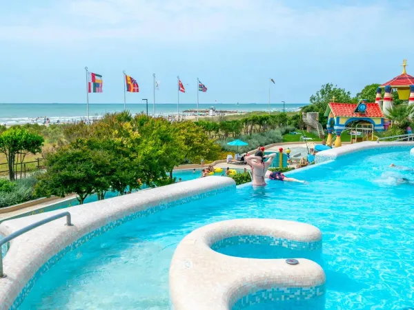 Vue sur la mer depuis le jacuzzi du camping Roan Union Lido Mare.