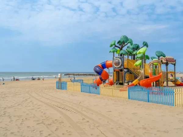 Grande aire de jeux sur la plage du camping Roan Union Lido Mare.