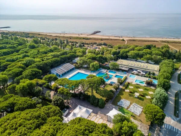 Vue du haut de la piscine du camping Roan Ca'Savio.