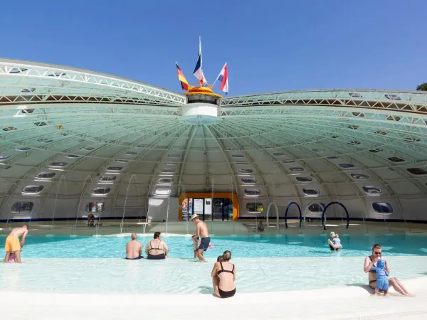 Piscine couverte au roan camping hu Birkelt village.
