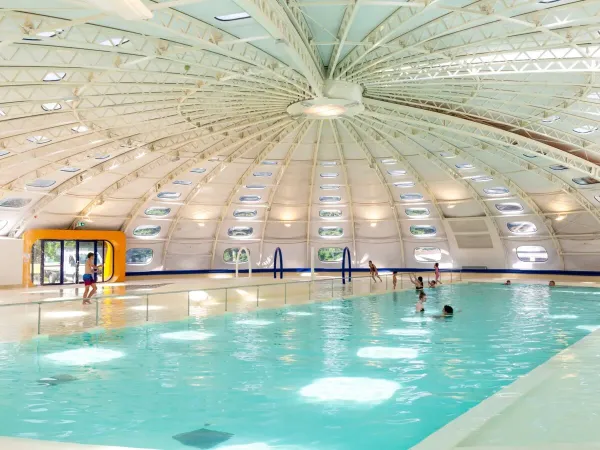 Pulvérisateurs dans la piscine intérieure du camping Roan hu Birkelt village.