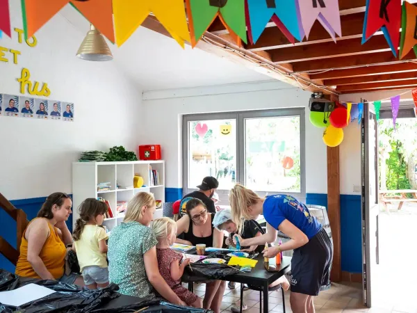 Le mini club au camping Roan hu Birkelt village.
