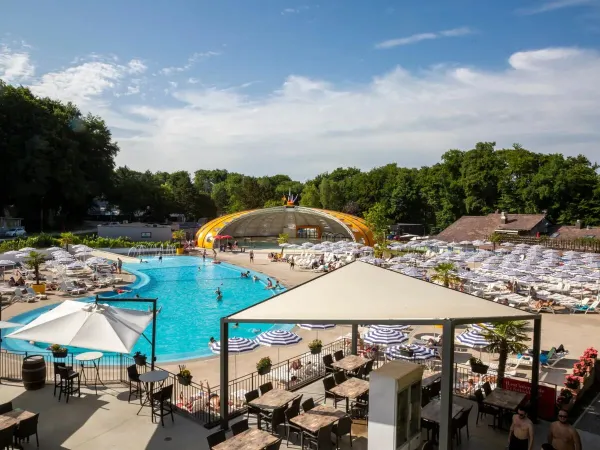 Photo d'ensemble de la piscine du camping Roan hu Birkelt village.