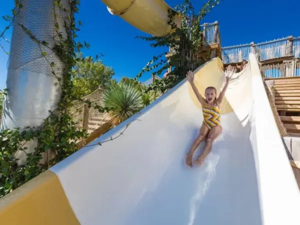 Un toboggan aquatique au camping Roan Serignan Plage.