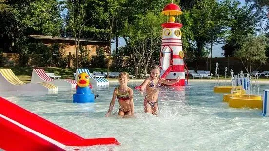 Aire de jeux d'eau au Roan camping Serignan Plage.
