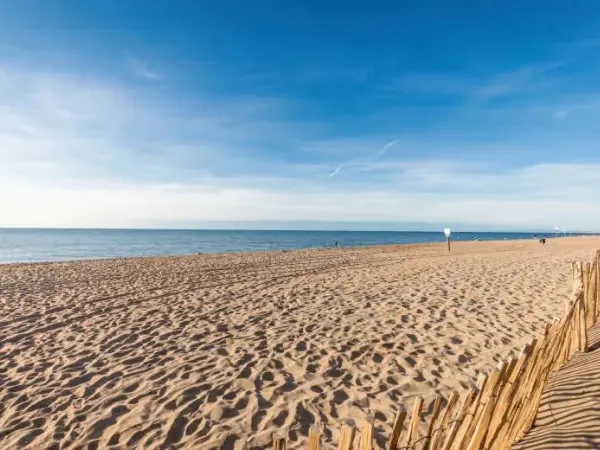 Belle plage de sable au camping Roan Le Serignan Plage.