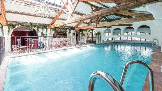 La piscine couverte du Roan camping Le Serignan Plage.