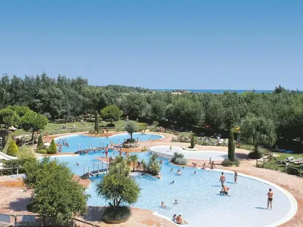 Aperçu de la piscine du camping Roan Le Seringnan Plage.