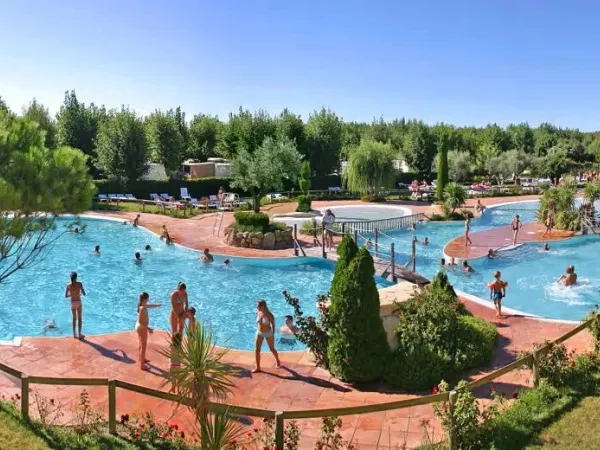 Vue d'ensemble de la piscine du Roan camping Le Serignan Plage.