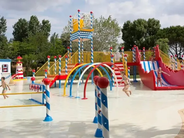 Grande aire de jeux d'eau au camping Roan Le Serignan Plage.