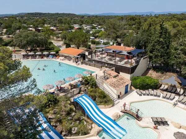 La piscine avec toboggans du camping Roan Domaine de la Noguière.