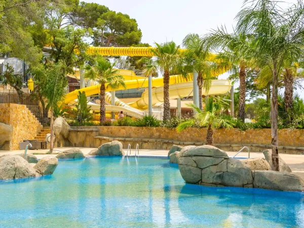Piscine et toboggans au camping Roan Internacional de Calogne.