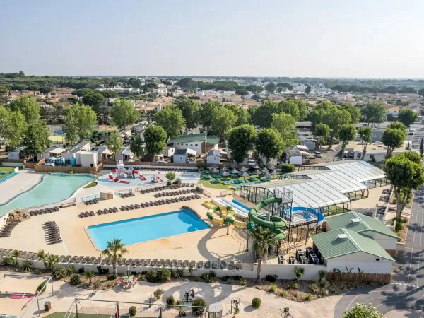 Vue d'ensemble des piscines du camping Roan Domaine de La Yole.