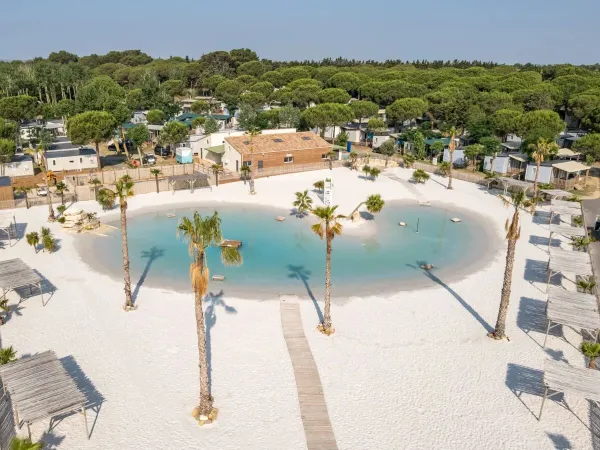 Piscine lagon au camping Roan Domaine de La Yole.
