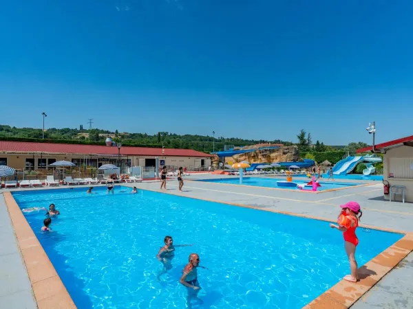 Les familles font un plongeon dans la piscine du camping Roan Chateau de Galaure.