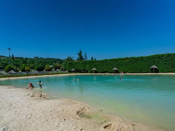 Le paradis de la piscine lagon avec plage au camping Roan Château de Galaure.