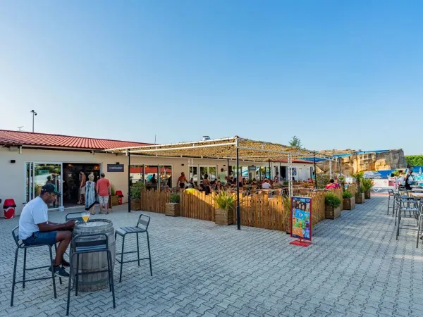 Le bar et le restaurant du camping Roan Château de Galaure.
