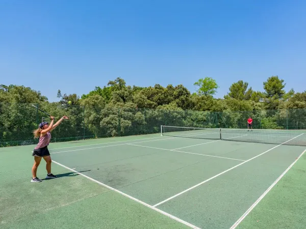 Les hôtes font une partie de tennis au camping Roan Domaine de Massereau.