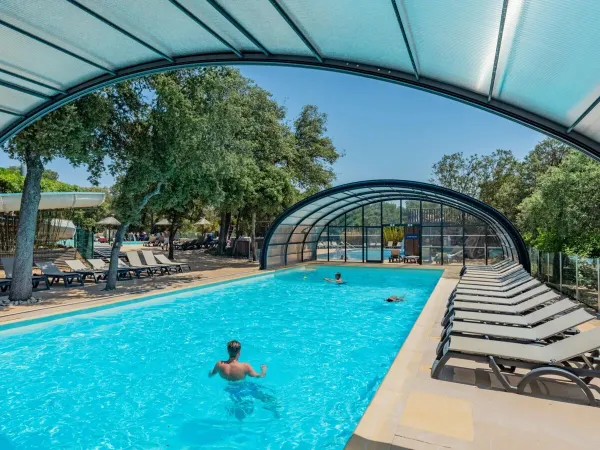 Piscine couverte au camping Roan Domaine Massereau.