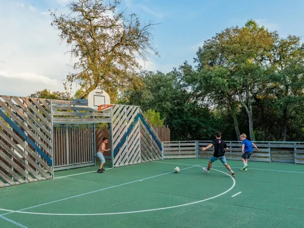 Terrain de sport polyvalent au camping Roan Domaine de Massereau.