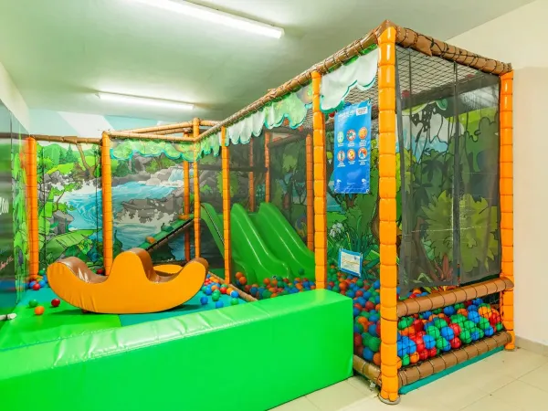 Aire de jeux intérieure pour les plus petits au camping Roan Domaine de Massereau.