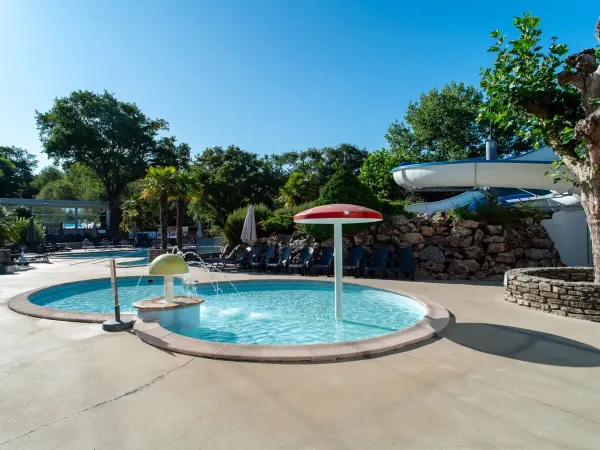 Piscine pour enfants avec arrosage au camping Roan Le Ty Nadan.
