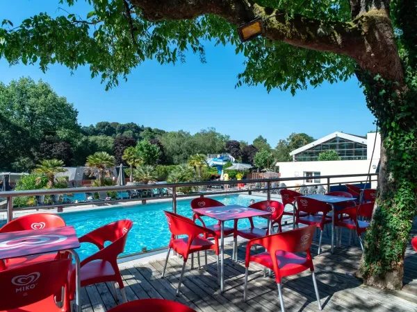 La terrasse au bord de la piscine du camping Roan Le Ty Nadan.