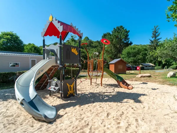 L'une des aires de jeux du camping de Roan Le Ty Nadan.
