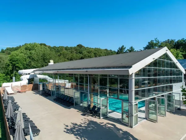La piscine couverte avec toboggan aquatique au camping Roan Le Ty Nadan.