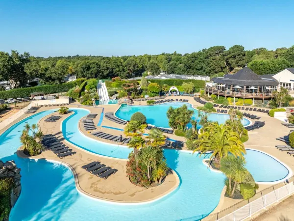 Vue d'ensemble de la piscine du camping Roan La Grande Métairie.