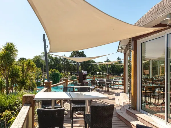 Belle terrasse avec vue sur la piscine du camping Roan La Grande Métairie.