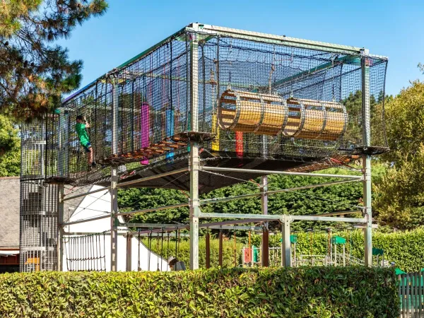 Aire de jeux au camping de Roan La Grande Métairie.