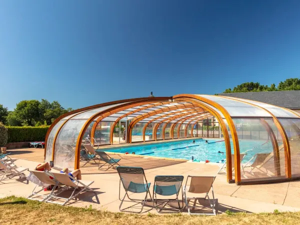Piscine couverte au camping Roan Grande Métairie.