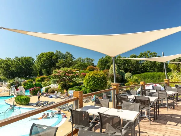 Belle vue de la terrasse sur la piscine du camping Roan La Grande Métairie.