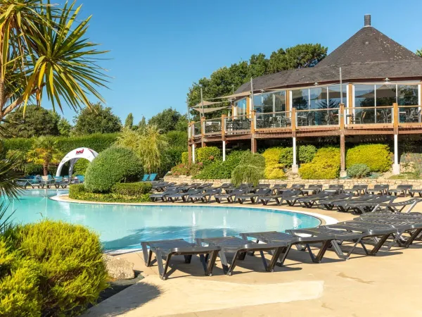 Piscine et restaurant au Roan camping Grande Métairie.