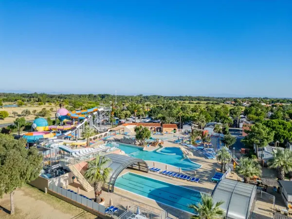 Vue d'ensemble du parc aquatique du camping Roan Le Soleil de la Méditerranée.