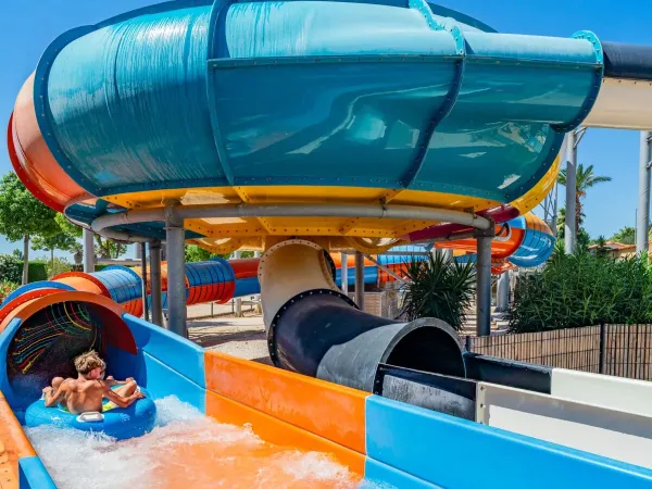 Descente du toboggan rapide avec un pneu au camping Roan Le Soleil de la Méditerranée.