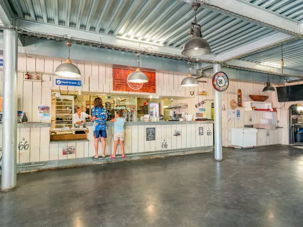 Le bar et les plats à emporter du camping Roan Le Soleil de la Méditerranée.