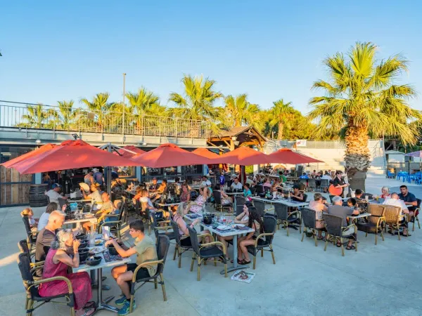 La terrasse du restaurant du camping Roan Le Soleil de la Méditerranée.